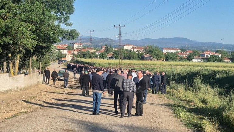 Metrelerce kuyruk oluştu: Camiden çıkanlar sıraya girdi | Nesillerdir aktarılan Kurban Bayramı geleneği: Köy meydanında yüzlerce kişi zincir oluşturdu