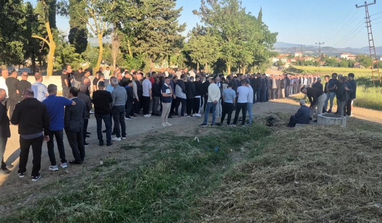 Metrelerce kuyruk oluştu: Camiden çıkanlar sıraya girdi | Nesillerdir aktarılan Kurban Bayramı geleneği: Köy meydanında yüzlerce kişi zincir oluşturdu