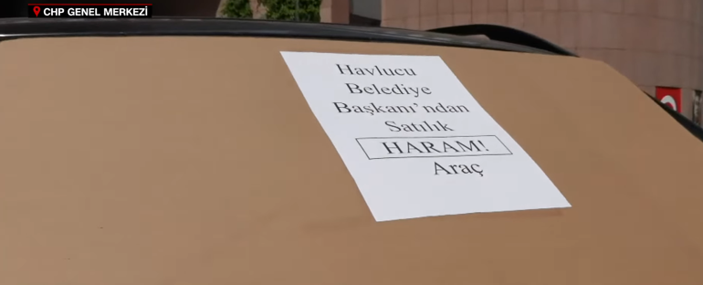 Özgür Özelin makam aracı satılığa çıktı Araçların üzerindeki yazılar dikkat çekti