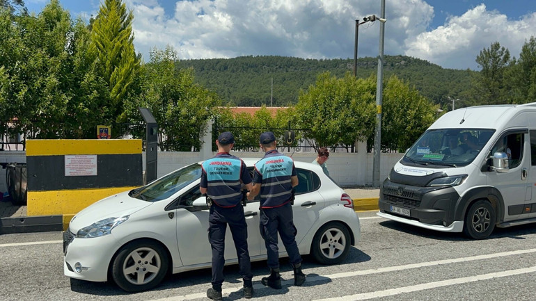 Dere kenarında bıçaklanarak öldürülmüş halde bulundu 3 bin 900 saatlik kamera görüntüleri incelendi, katil zanlısı yakalandı