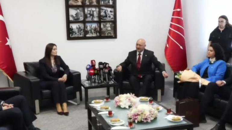 AK Parti ve CHP üç bayram sonra bayramlaştı