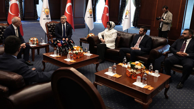 AK Parti ve CHP üç bayram sonra bayramlaştı