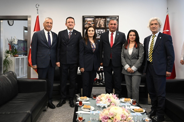 Siyasi partiler arasında bayramlaşma | AK Parti ve CHP üç bayram sonra bayramlaştı