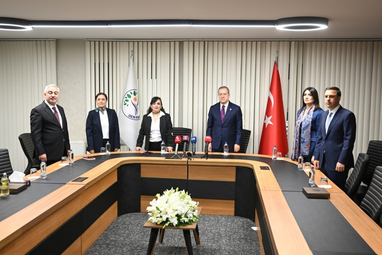 Siyasi partiler arasında bayramlaşma | AK Parti ve CHP üç bayram sonra bayramlaştı