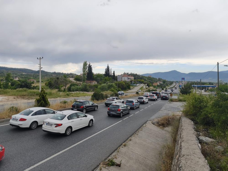 Tatilci akını Muğlada 22 kilometrelik araç kuyruğu