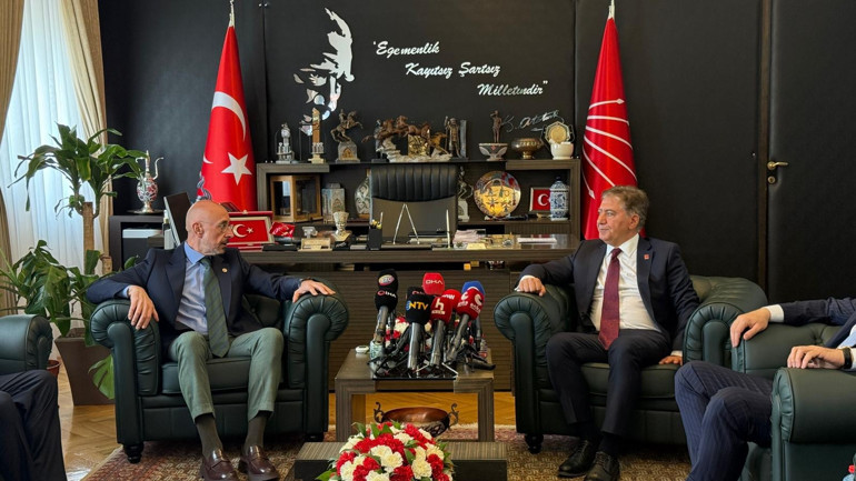 Siyasi partiler arasında bayramlaşma | AK Parti ve CHP üç bayram sonra bayramlaştı