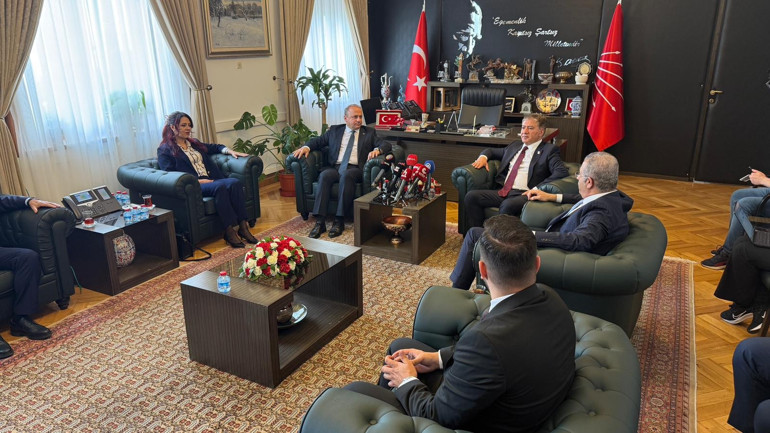 Siyasi partiler arasında bayramlaşma | AK Parti ve CHP üç bayram sonra bayramlaştı