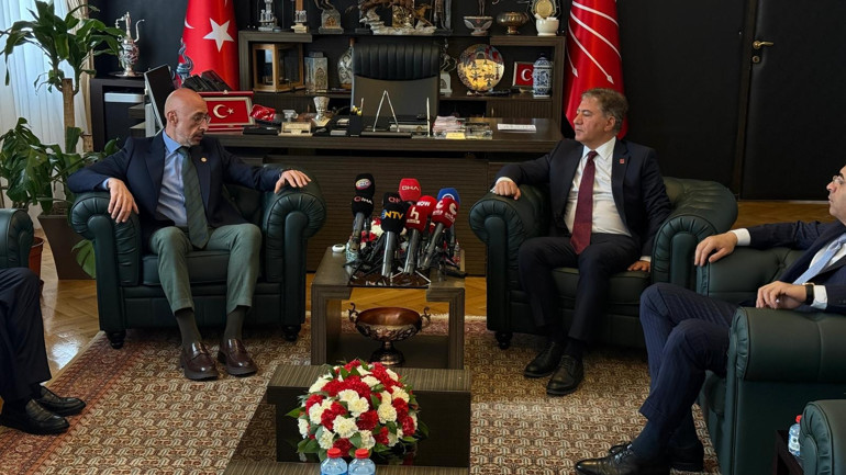 Siyasi partiler arasında bayramlaşma | AK Parti ve CHP üç bayram sonra bayramlaştı