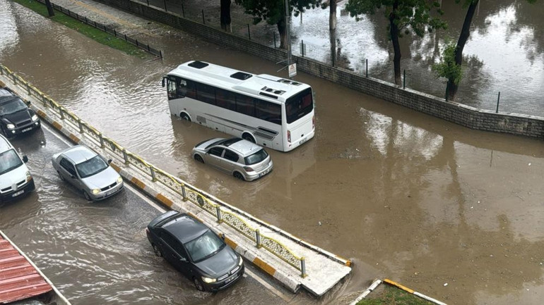  Çok sayıda araç mahsur kaldı