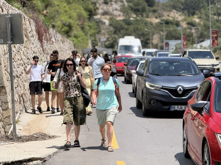 Tatilci akını Muğlada 22 kilometrelik araç kuyruğu