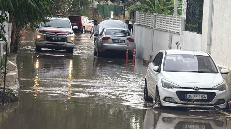 Meteoroloji uyarmıştı... Bazı yerlerde hayat durma noktasına geldi, sağanak ve dolu birçok ili vurdu