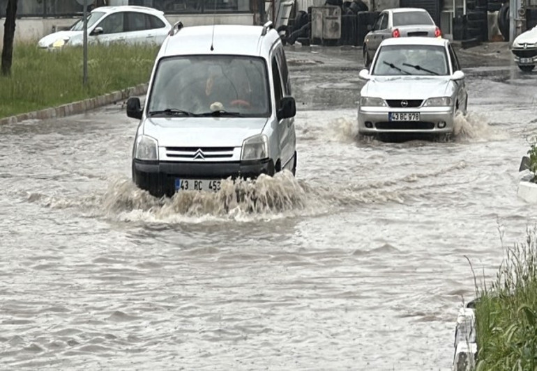 Meteoroloji uyarmıştı... Bazı yerlerde hayat durma noktasına geldi, sağanak ve dolu birçok ili vurdu