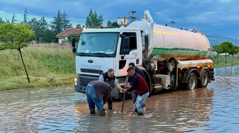 Meteoroloji uyarmıştı... Bazı yerlerde hayat durma noktasına geldi, sağanak ve dolu birçok ili vurdu
