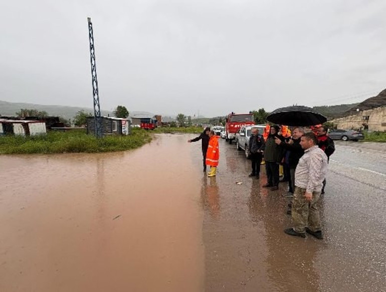 Meteoroloji uyarmıştı... Bazı yerlerde hayat durma noktasına geldi, sağanak ve dolu birçok ili vurdu