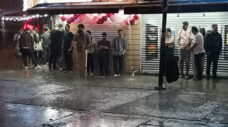 Meteoroloji uyarmıştı... Bazı yerlerde hayat durma noktasına geldi, sağanak ve dolu birçok ili vurdu