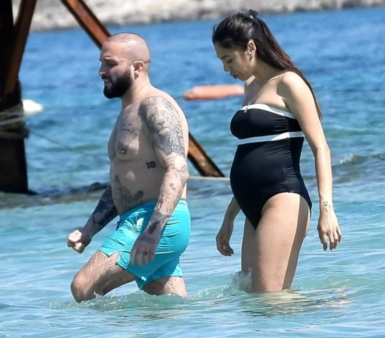 Ünlü çift Çeşmede... Bebek göründü
