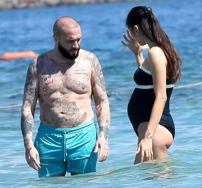 Ünlü çift Çeşmede... Bebek göründü