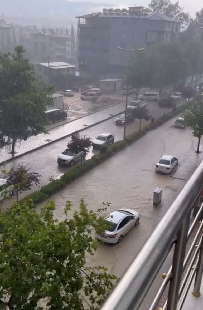 Meteorolojiden yağmur, fırtına ve dolu uyarısı... 8 ile sarı kodlu alarm