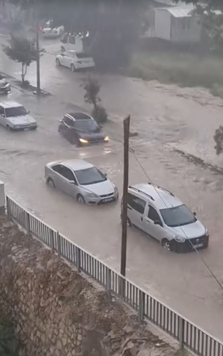 Meteorolojiden yağmur, fırtına ve dolu uyarısı... 8 ile sarı kodlu alarm