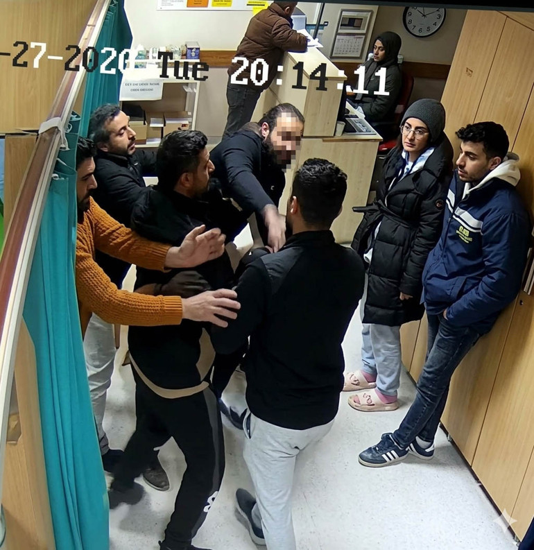  Yüzde 30 görme kaybı oluştu | Düşmanına vurur gibi yumruk atıyor
