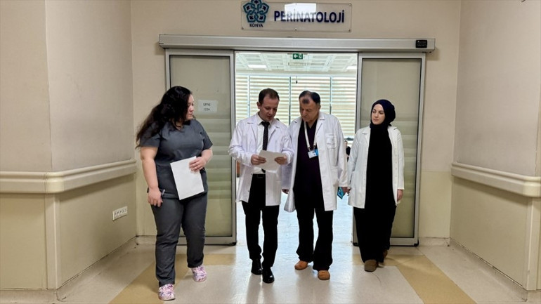  Yıllar önce doğumunu yaptığı bebekler şimdi en yakınında