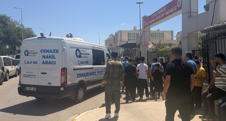 Motosiklet kaldırıma çarpıp devrildi, 14 yaşındaki çocuk hayatını kaybetti