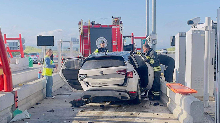 Otoyol gişelerine korkunç kaza Saniye saniye kameraya yansıdı