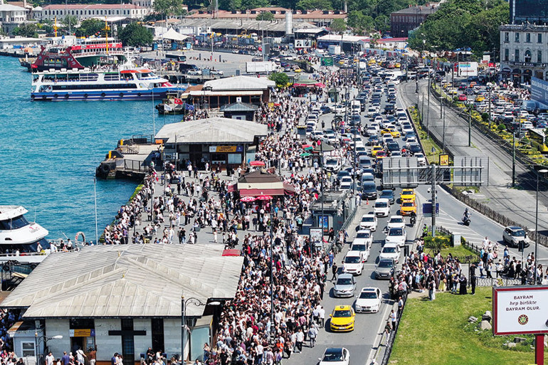 Yurtta bayram kalabalığı... İğne atsan yere düşmedi