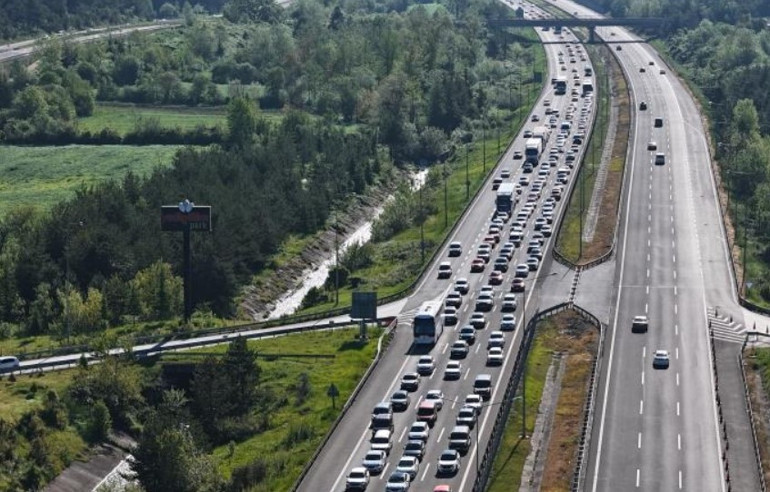Dönüş çilesi başladı... Bayram sonrası yollarda uzun kuyruklar oluştu