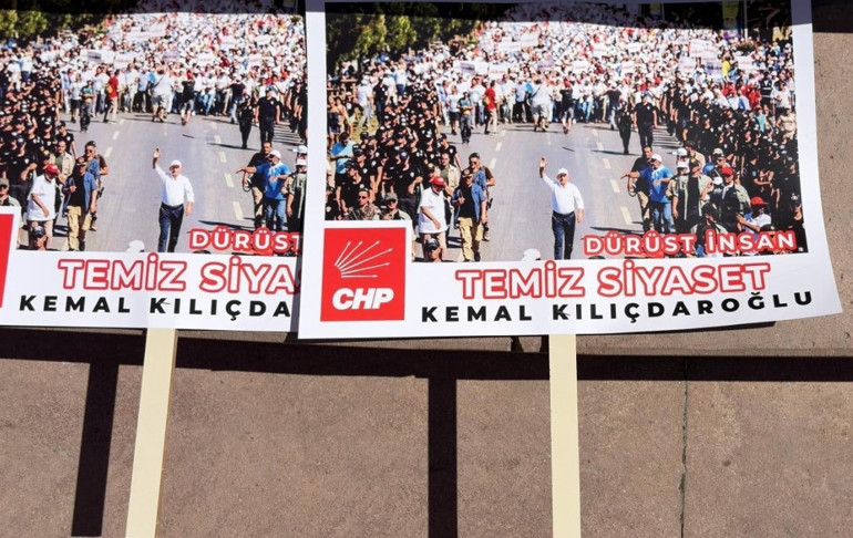 İşte ilk fotoğraf Kılıçdaroğlu 2.5 yıl sonra CHP binasında: Karanfillerle ve Halkın umudu Kılıçdaroğlu sloganları ile karşılandı
