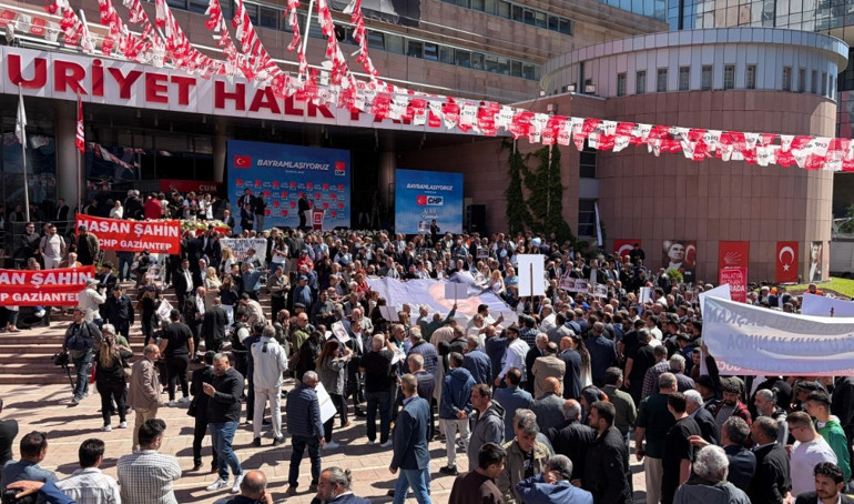 İşte ilk fotoğraf Kılıçdaroğlu 2.5 yıl sonra CHP binasında: Karanfillerle ve Halkın umudu Kılıçdaroğlu sloganları ile karşılandı