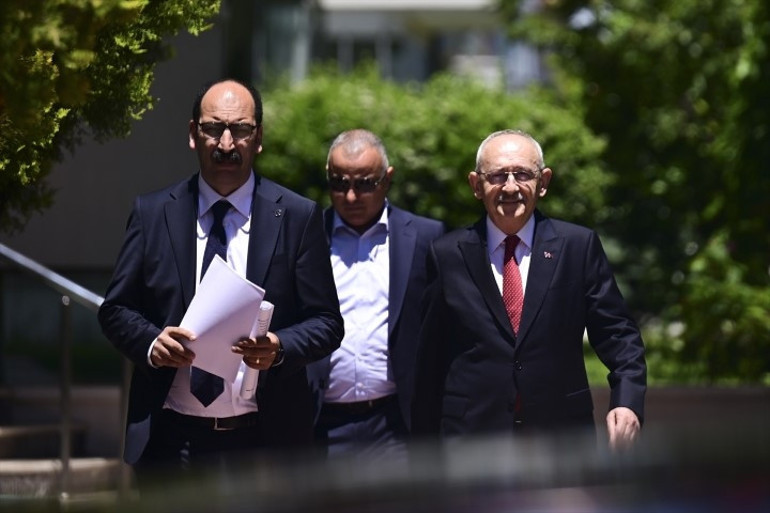 İşte ilk fotoğraf Kılıçdaroğlu 2.5 yıl sonra CHP binasında: Karanfillerle ve Halkın umudu Kılıçdaroğlu sloganları ile karşılandı