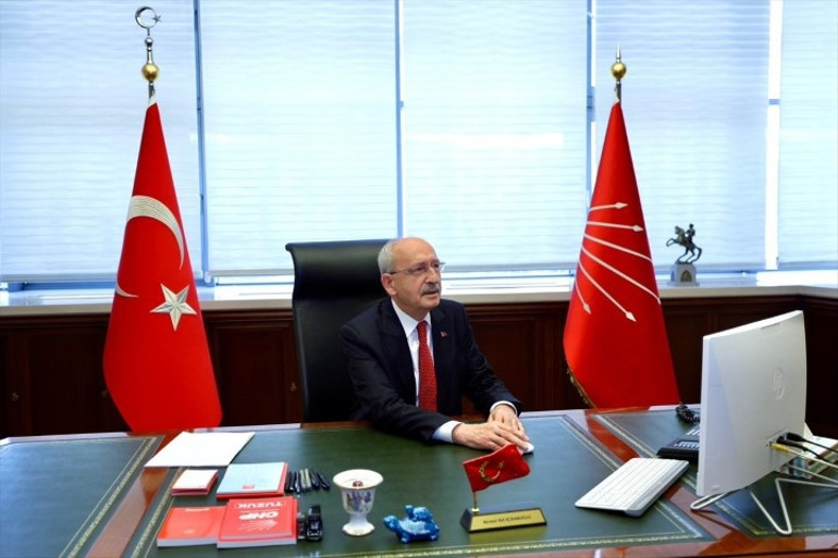 İşte ilk fotoğraf Kılıçdaroğlu 2.5 yıl sonra CHP binasında: Karanfillerle ve Halkın umudu Kılıçdaroğlu sloganları ile karşılandı
