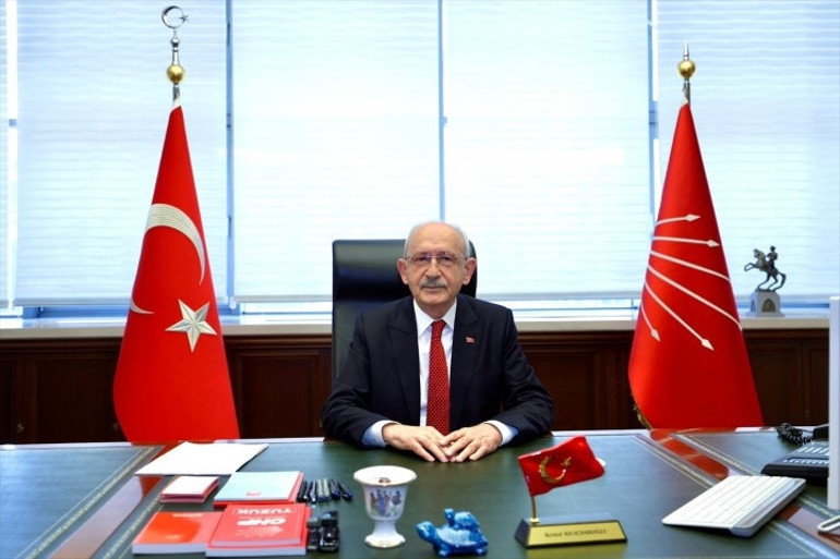 İşte ilk fotoğraf Kılıçdaroğlu 2.5 yıl sonra CHP binasında: Karanfillerle ve Halkın umudu Kılıçdaroğlu sloganları ile karşılandı