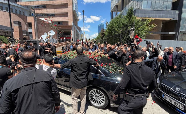 İşte ilk fotoğraf Kılıçdaroğlu 2.5 yıl sonra CHP binasında: Karanfillerle ve Halkın umudu Kılıçdaroğlu sloganları ile karşılandı