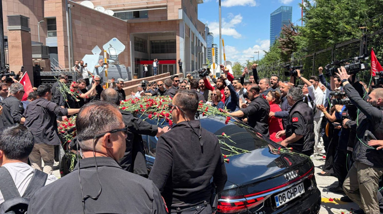 İşte ilk fotoğraf Kılıçdaroğlu 2.5 yıl sonra CHP binasında: Karanfillerle ve Halkın umudu Kılıçdaroğlu sloganları ile karşılandı
