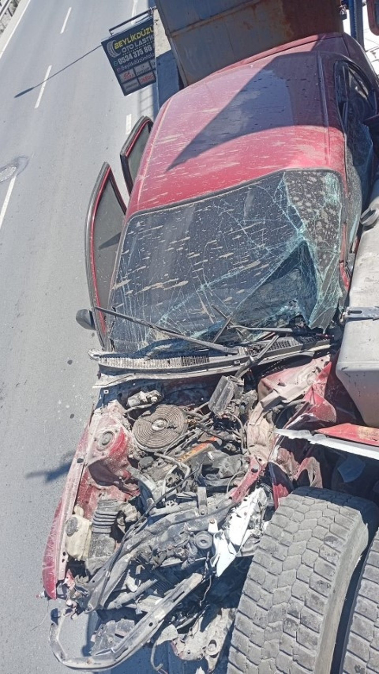 Freni boşalan İETT otobüsü TIRa çarptı