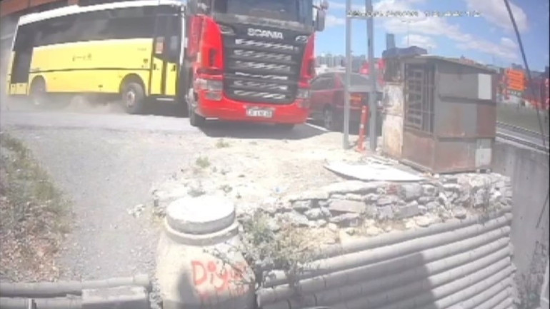 Freni boşalan İETT otobüsü TIRa çarptı