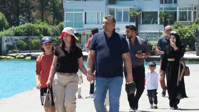 Kurban Bayramının son gününde akın ettiler Sıcak havayı gören sahile koştu