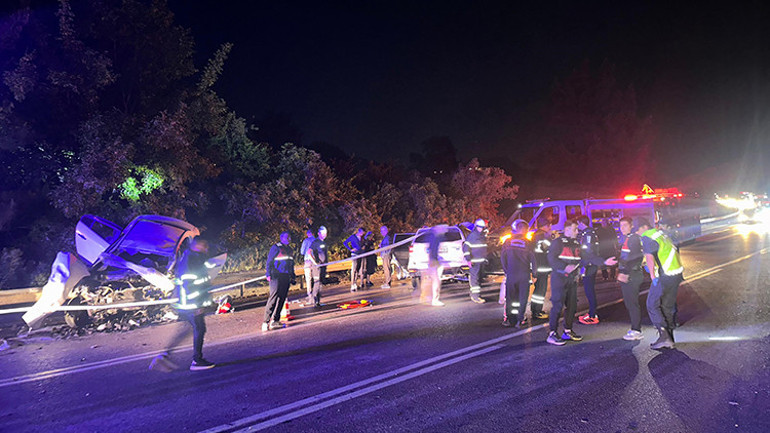 Burdurda 4 aracın karıştığı zincirleme kaza Çok sayıda ölü ve yaralı var