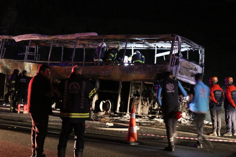 Peş peşe kaza haberleri... Denizlide facia Bariyerlere çarparak yanan yolcu otobüsündeki 8 kişi öldü, 33 kişi yaralandı