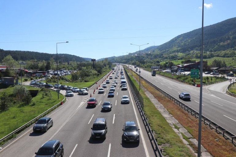 İstanbula dönüş çilesi Kritik güzergahta trafik durma noktasına geldi