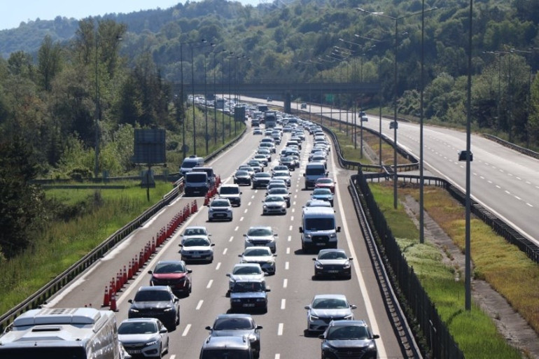 İstanbula dönüş çilesi Kritik güzergahta trafik durma noktasına geldi