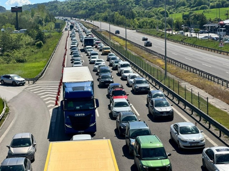 İstanbula dönüş çilesi Kritik güzergahta trafik durma noktasına geldi