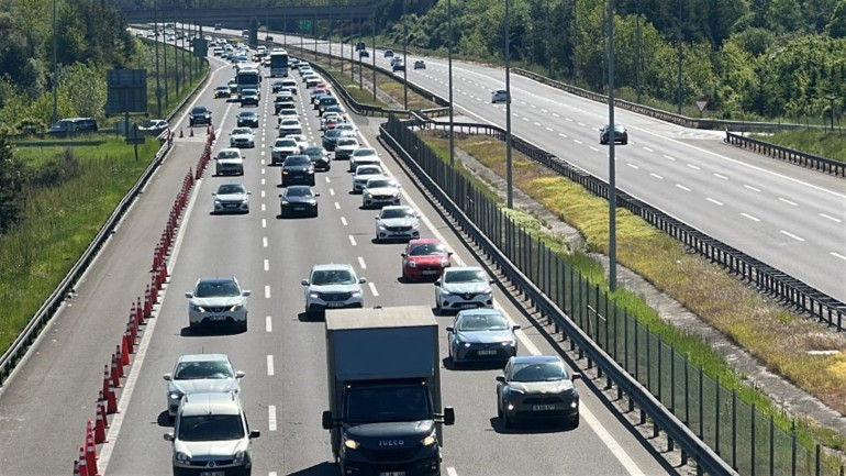 İstanbula dönüş çilesi Kritik güzergahta trafik durma noktasına geldi