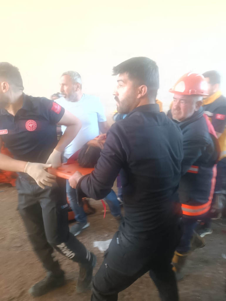 Alt geçit duvarına çarpan otomobildeki 5 kişi yaralandı