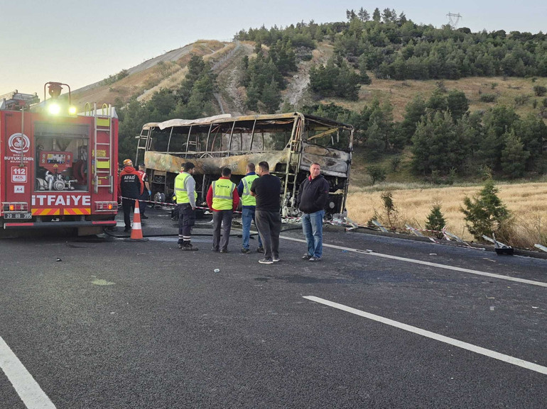 Peş peşe kaza haberleri... Denizlide facia Bariyerlere çarparak yanan yolcu otobüsündeki 8 kişi öldü, 33 kişi yaralandı