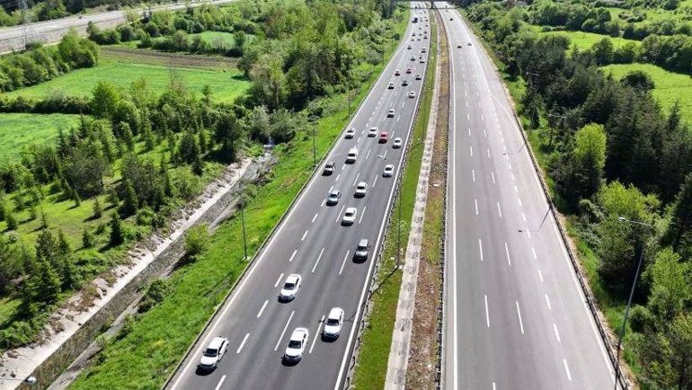 İstanbula dönüş çilesi Kritik güzergahta trafik durma noktasına geldi