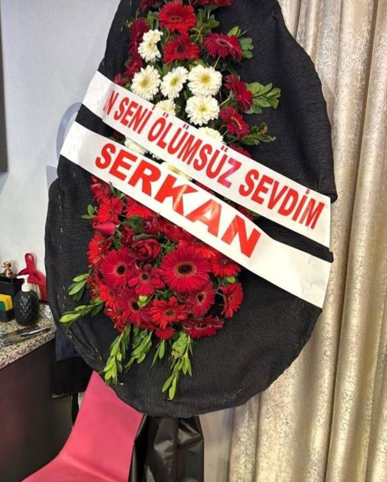 Eşini katletmeden önce çelenk gönderip bu notu yazdırmıştı: Savcılık planlı cinayet saydı
