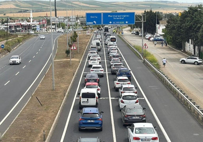 İstanbula dönüş çilesi Kritik güzergahta trafik durma noktasına geldi